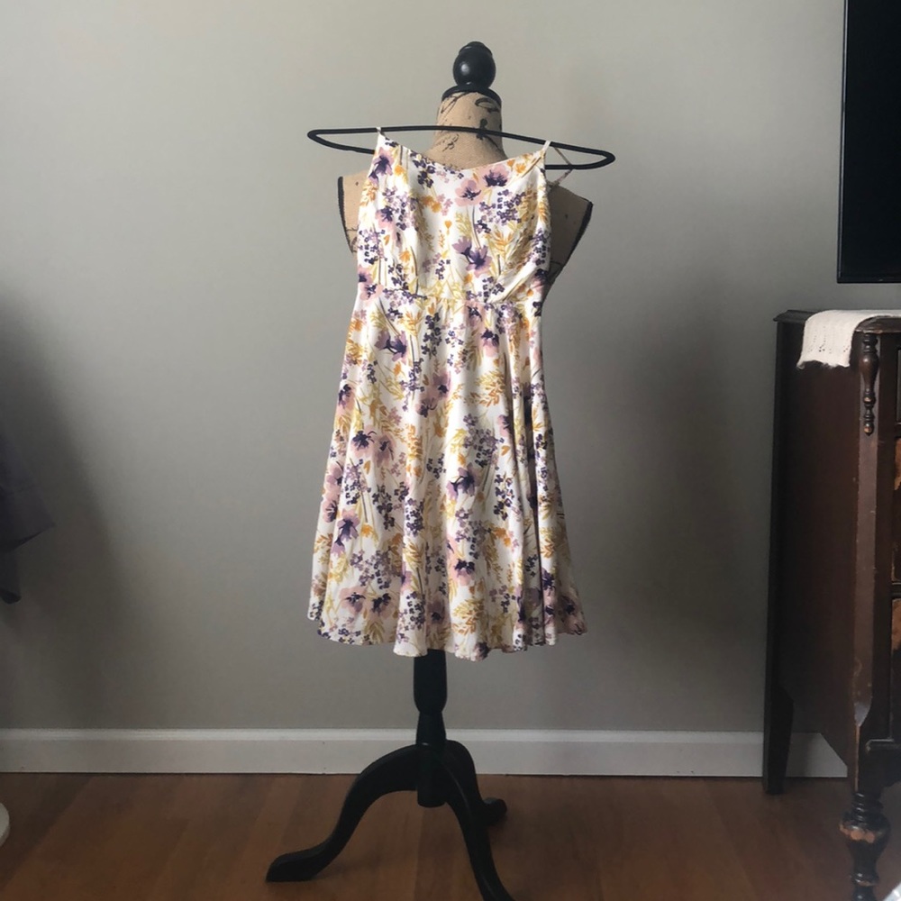 An Old Navy Dress. - Picture 2 of 4